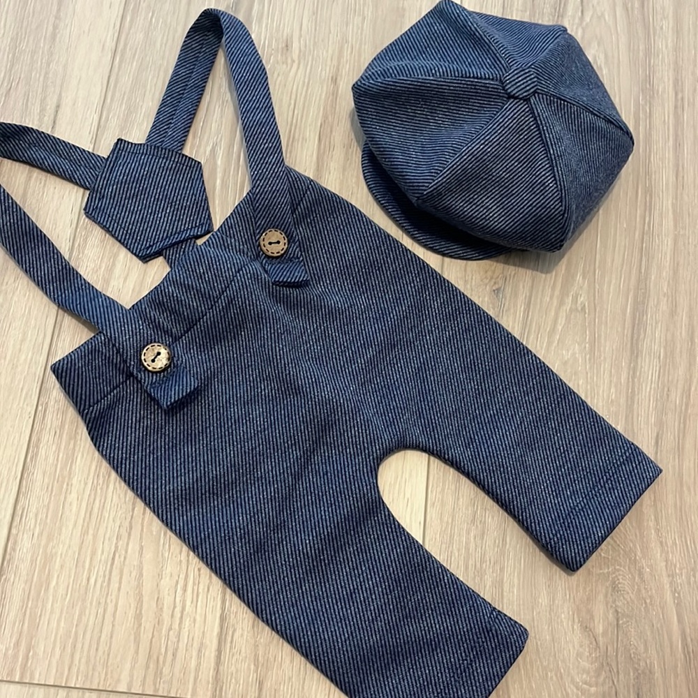 Newborn photo outfit suspended and hat